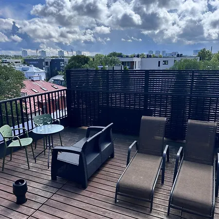 Thomas' - Trendy, & Balcony Apartment
