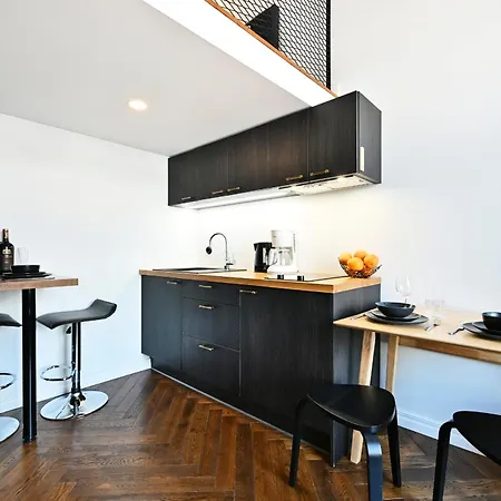 Thomas' - Trendy, & Balcony *