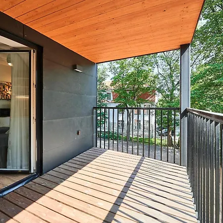 Thomas' - Trendy, & Balcony *