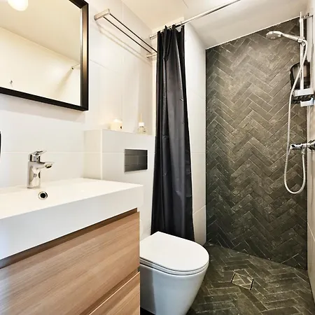 Апартаменты Thomas' - Trendy, & Balcony