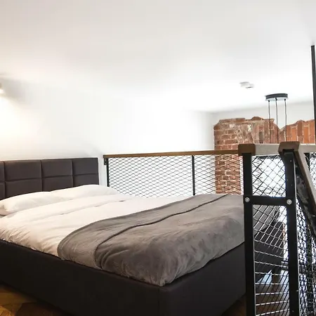 Thomas' - Trendy, & Balcony Apartment
