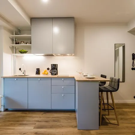 Thomas' - Trendy, & Balcony Apartment