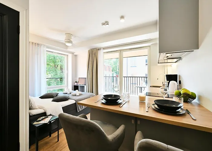 Thomas' - Trendy, & Balcony Apartment *