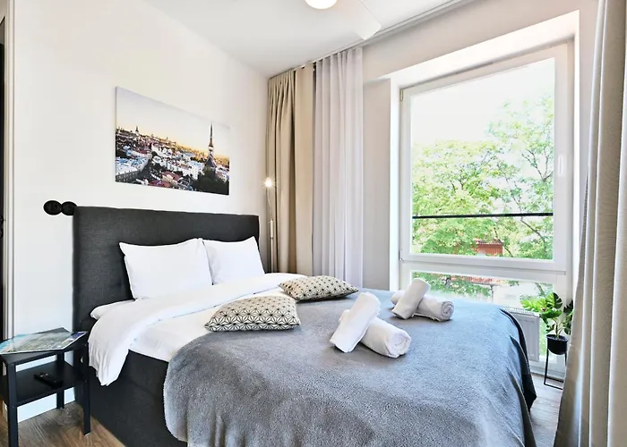 Thomas' - Trendy, & Balcony Apartment *