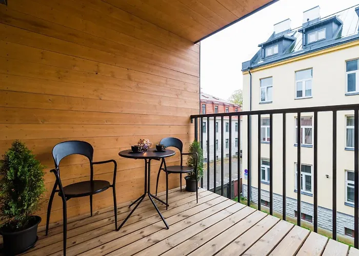 Thomas' - Trendy, & Balcony Apartment *